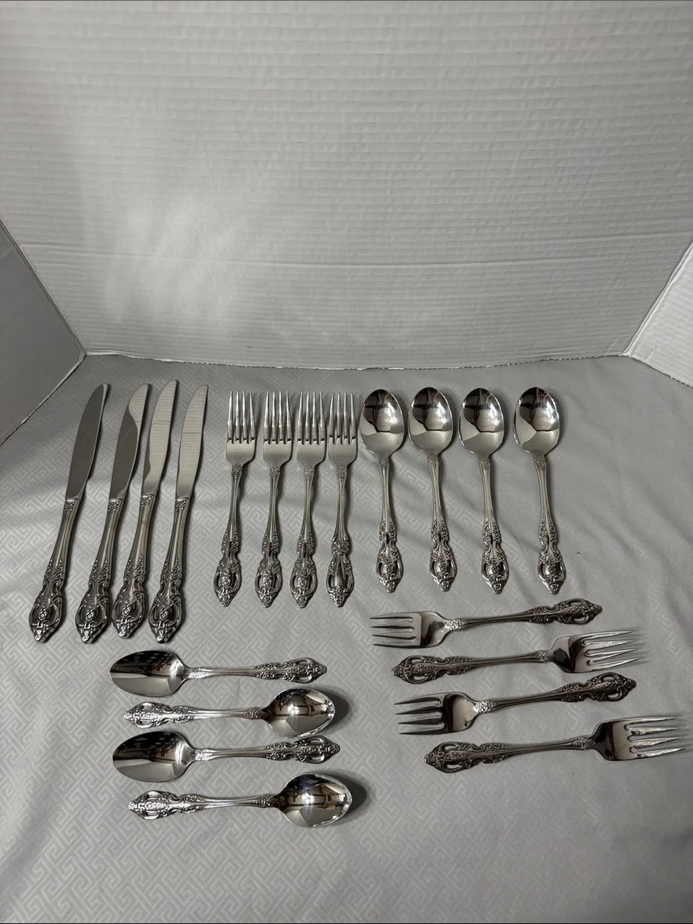 Oneida Stainless Flatware Renoir Pembrooke  Ornate Pierced Handle 20 Pc “READ”